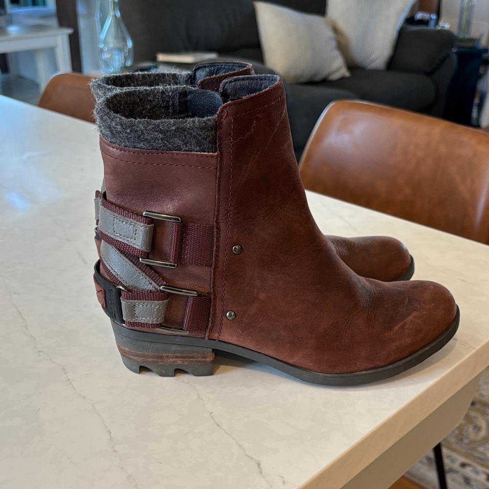Sorel Lolla Waterproof leather maroon Ankle Boots/Booties